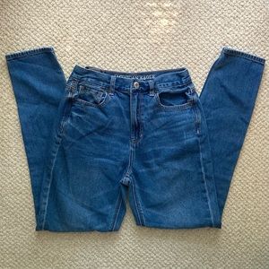 American Eagle Medium Wash High Rise Mom Jeans (Size 0 Regular)